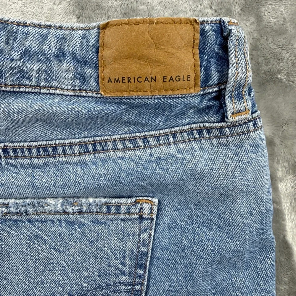 American Eagle Mom Short Distressed Denim Light Wash Size 10 High Rise Frayed - Picture 13 of 14